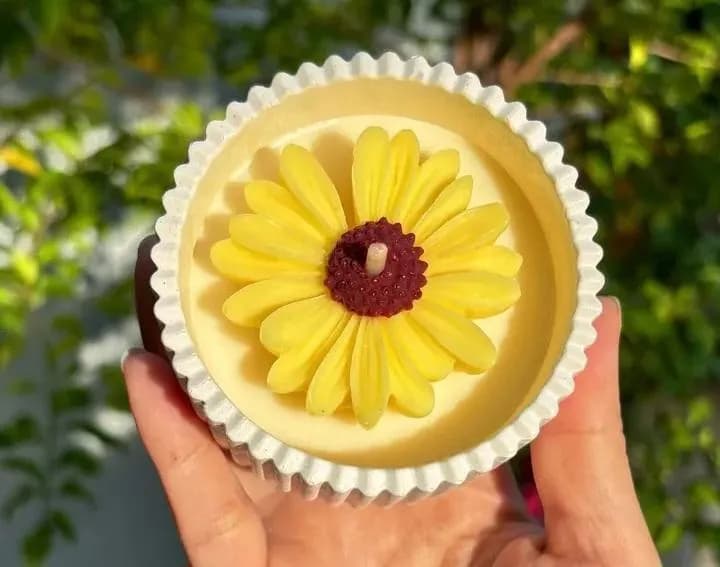 Stylish Daisy Scented Candle Yellow Burgundy